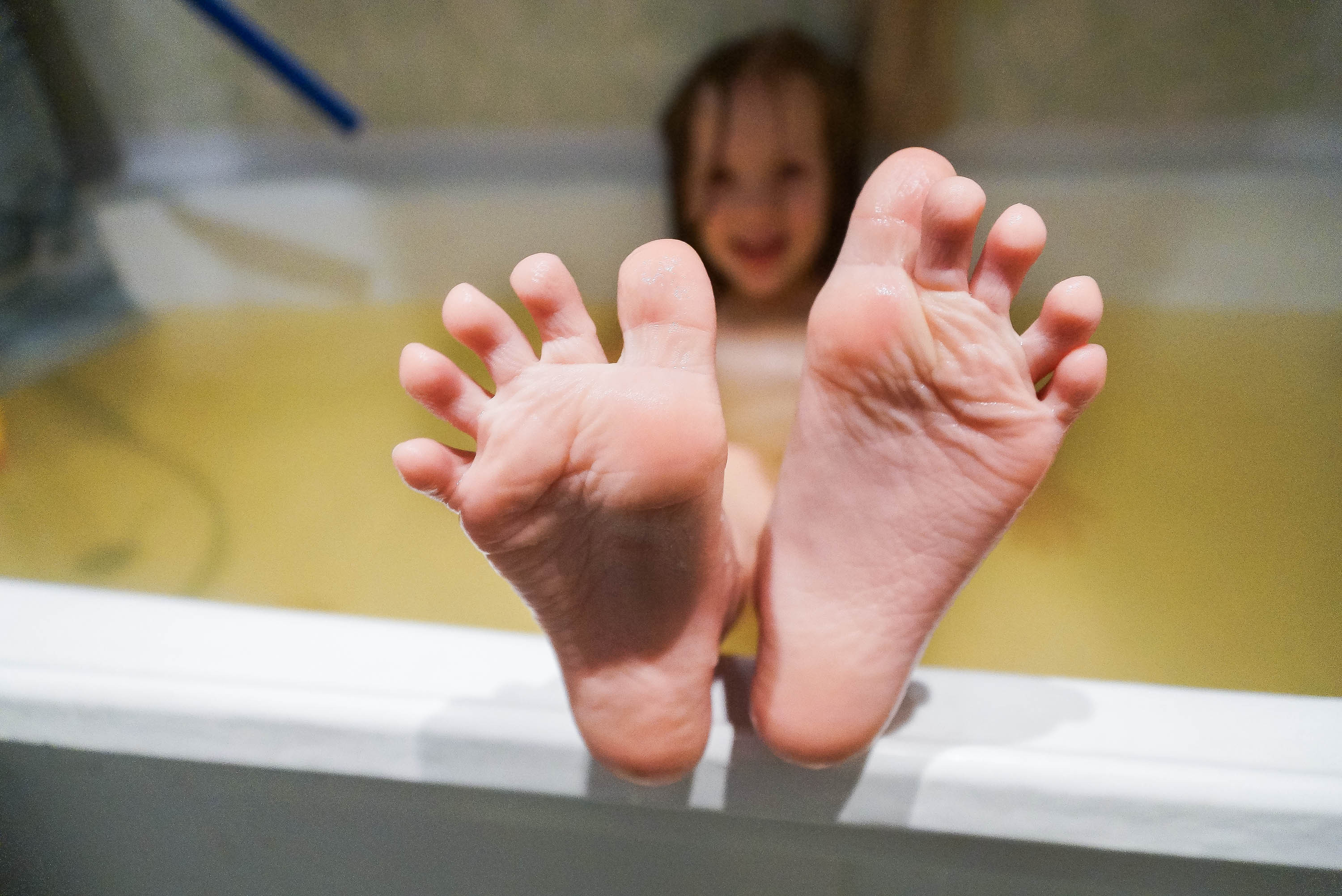 Spread feet. Пятки детей. Пятки детей в ванной. Грязные стопы детей девочек.